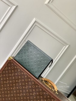 LV M61692 Pochette Voyage 手拿包 Ta材质 绿色压花