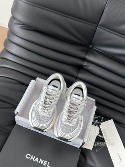 Chanel 25C新款银角大王运动休闲鞋百搭小白鞋 款式搭配不会出错撞色搭配活力满满啊 侧面压印l 663