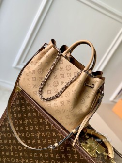 LV 原单M59655橙黄 Bella Tote 手袋取材柔软镂花穿孔牛皮革,呈现温和褶裥与垂坠效果,点缀宛如珠宝的链条。充裕构型设有齐整内层,满足日常出行所需,可为休闲着装注入摩登韵味。尺寸:32.0 x 23.0 x 13.0 厘米 (长 x 高 x 宽)