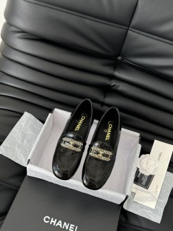 Chanel 25C新款乐福鞋这一季的乐福鞋很中规中矩复古帅气还随性黑金两个颜色 都值得入搭配完全无 771