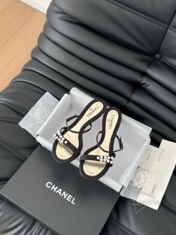 Chanel Vintage中古系列珍珠凉鞋简约而不简单的款,上脚特别显脚细。鞋面定制面,内里垫脚羊 485