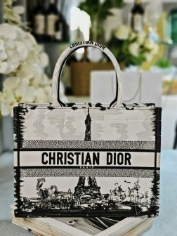 迪奥 新款：埃菲尔铁塔这款 Dior Book Tote 手袋由 Dior 女装创意总监玛丽亚·嘉茜娅·蔻丽 (Maria Grazia Chiuri) 设计，是体现 Dior 美学的主打产品。可收纳各种日常用品，通体饰以白色和黑色 Paris 图案刺绣，突显系列的主题，以生动的绘图风格彰显埃菲尔铁塔的迷人风采。中号款式，正面饰以 Christian Dior Paris 标志，彰显 Dior 的精湛工艺，可手提或肩背。正面饰以 Christian Dior Paris 标志内含防尘袋尺寸36.