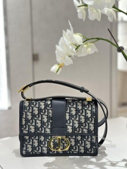 迪奥 Dior|23小号皮质蒙田30来咯来咯来咯它来咯!!!皮质肩带的小号!!!太太太好看啦!!!容量比半链条款容量大一些~皮质肩带非常复古!!个人很喜欢