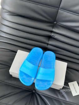 BALENCIAGE 巴黎世家拖鞋相信我,一定是一双可以让你整个夏天焊死脚上的沙滩拖鞋宽体的鞋型,显 463