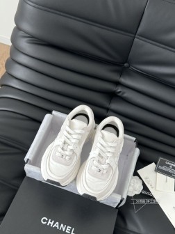 Chanel 25C新款熊猫运动休闲鞋百搭小白鞋 款式搭配不会出错撞色搭配活力满满啊 侧面压印log 654