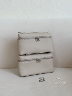 同色对比，且毫无区别，才是坠吊的！ 皮料皮料皮料！我一直强调的东东！双肩包和L19的五金尺寸不一样，细节我们是真的扣得很细致！石灰色和奶白色的对比看一下区分清楚哈