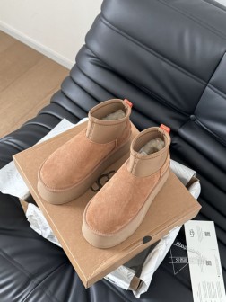 顶级版本 UGG雪地靴每年秋冬必备的单品 鞋面羊皮皮毛一体绒面羊毛 内里全真羊毛 原版大底!Size 950