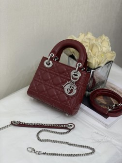 DIOR mini lady 2021系列枣红色银扣戴妃包 手袋集中体现了品牌对典雅和美丽的深刻洞见。采用小羊皮革精心制作，以藤格纹缉面线打造醒目的绗缝细节，时髦典雅的设计经久不衰。饰以标志性的饰面金属吊饰，为精美的轮廓增添一分灵动。这款迷你Lady 手袋搭配可拆卸的链条肩带，可手提、肩背或斜挎，是晚装的理想伴侣。·可拆卸链条肩带·内部拉链口袋·可随心搭配其他刺绣肩带内含防尘袋尺寸： 17157cm#  三格酒红羊皮