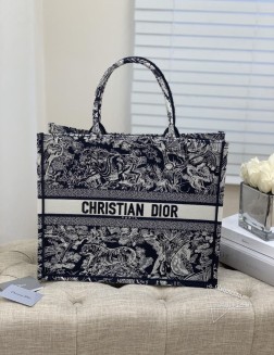 迪奥 book tote 新版深蓝老虎纹茹伊印花这款有多受追捧已然无需赘述任何人都能驾驭～ 出片根本不挑人 非常适合旅行 出差 随便往那一扔就是一张大片Obique是越看越顺眼那一卦 上手连造型都不用亲自凹面料挺阔耐脏耐磨 ～ 完美一百分都是形容它没有任何缺点每个拿到手的仙女都会知道这是买得最明智的一只 什么都能装进去 衣服 化妆品 帽子 甚至猫猫狗狗 必败就对了 minisize ： 42cmbook tote ：0780 #