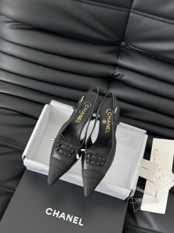 Chanel Vintage中古系列凉鞋简约而不简单的款,上脚特别显脚细。鞋面定制面,内里垫脚羊皮, 220