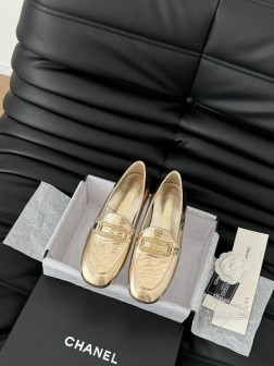 Chanel 25C新款乐福鞋这一季的乐福鞋很中规中矩复古帅气还随性黑金两个颜色 都值得入搭配完全无 774