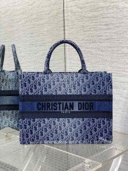 DIOR Tote丹宁系列，被种草了这个包，以不规则的石洗效果焕新演绎经典的字母图案，赋予包全新的风格，渐变效果独特又帅气，牛仔印花展现出的时尚魅力，显得既高级又有视觉冲击力，超大容量的设计，完全满足日常出行使用，时尚百搭又满满的复古气息size：361628cm
