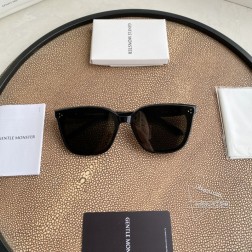 2025最新款Loloe 系列 Loloe 为Gentle Monster 2025Collection太阳镜。黑色板材经典方形太阳镜搭配高清蔡司镜片 镜腿处金色标志性金属装饰正面 148.5mm, 镜脚 146.8mm宽度 64.1mm, 高度 49.4mm鼻梁 16mm秘特殊渠道货源秘㊣配图片白色独家全套包装(礼品袋+发票+外盒+内盒+眼镜布+磨砂镜腿袋)