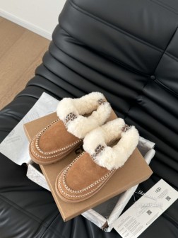 顶级版本 UGG雪地靴每年秋冬必备的单品 鞋面羊皮皮毛一体绒面羊毛 内里全真羊毛 原版大底!Size 900