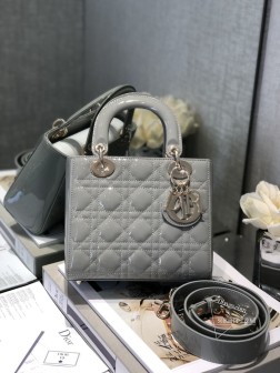 DIOR My ABC dior灰色漆皮年度新款的徽章包可定制ABC系列 特别好玩的一款包包26个字母 砖柜可以免费DIY三个自己喜欢的字母与之前的徽章相比，徽章从按扣安装改为穿拉方式不想用徽章的时候取下来也不会突兀容量也是超级能装出门的刚需一应俱全收纳配合舒适的宽肩带 斜背俏皮时尚 手提又瞬间变得温柔优雅 将实用和美观结合得刚刚好 尺寸：20cm#