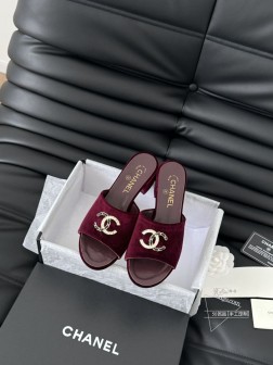 Chanel 25C新款双C拖鞋!这一季的蜜儿拖上脚太好看了上脚巨显细长 灰常滴高级!鞋面羊皮 内里 812