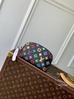 LV M13744 村上隆 POCHETTE COSMETIQUE PM 化妆包 Monogram 帆布