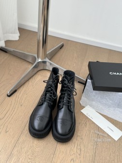 Chanel 小香24K新品短靴原版11复刻 经典中的经典无论搭配裤装还是裙装都是完美小圆头的设计很 1299