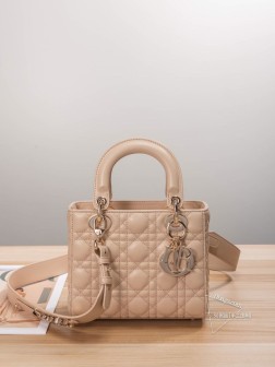 DIOR 胭脂米My ABCDior四格小羊皮藤格纹手提包，搭配可个性化宽肩背带，随赠6枚徽章，淡金色金属配饰，个性化宽肩背带，点缀Dior徽章，可手提亦可肩背或斜挎。Size：20x16.5x8cm