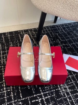 Roger ViViRV 25ss 最新款珍珠 漆皮 粗跟系列显玛丽珍单法式复古感好迷人一眼就相中, 346