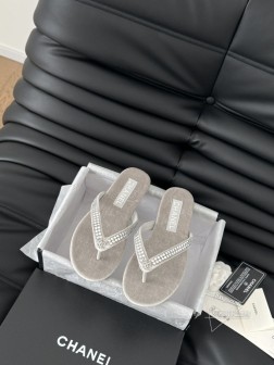 Chanel 25C新品夹脚人字拖鞋!这一系列这真的是绝了 怎么会这么美!夏天真的是无敌搭配可盐可甜 1013