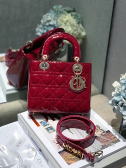 迪奥 My ABC dior大红色漆皮年度新款的徽章包可定制ABC系列 特别好玩的一款包包26个字母 砖柜可以免费DIY三个自己喜欢的字母与之前的徽章相比，徽章从按扣安装改为穿拉方式不想用徽章的时候取下来也不会突兀容量也是超级能装出门的刚需一应俱全收纳配合舒适的宽肩带 斜背俏皮时尚 手提又瞬间变得温柔优雅 将实用和美观结合得刚刚好 尺寸：20cm#