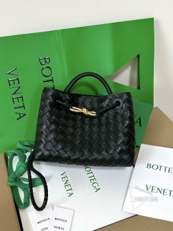 BV Andiamo 小号八字扣公文包 黑色 牛皮材质