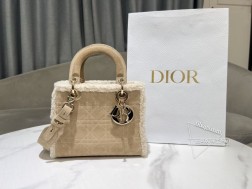 迪奥 四格 Lady D ior 手袋米色绒面革和米白色羊皮革皮毛一体编号 77018这款 Lady D ior 手袋集中体现了 D ior 对优雅和美丽的深刻洞见。时髦典雅的设计经久不衰。采用米色绒面革精心制作饰以藤格纹缉面线并搭配米白色羊皮革皮毛一体，彰显 D ior 的精湛工艺。搭配浅金色饰面金属 D.I.O.R. 吊饰，为精美的轮廓增添一分灵动。小号款式，搭配可拆卸的链条肩带，可手提或斜挎，是晚装的理想伴侣。主体：羊皮革里料：羊皮革皮毛一体可拆卸链条内部拉链口袋可随心搭配其他 D ior