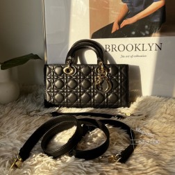 DIOR LADY D-JOY，是经典Lady Dior的扁长版，个人觉得更时髦百搭，年轻随性！双肩带，可手提、腋下、斜挎，复古调满满！气场强大！尺寸：2613.55