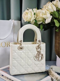 迪奥 My ABC dior白色漆皮年度新款的徽章包可定制ABC系列 特别好玩的一款包包26个字母 砖柜可以免费DIY三个自己喜欢的字母与之前的徽章相比，徽章从按扣安装改为穿拉方式不想用徽章的时候取下来也不会突兀容量也是超级能装出门的刚需一应俱全收纳配合舒适的宽肩带 斜背俏皮时尚 手提又瞬间变得温柔优雅 将实用和美观结合得刚刚好 尺寸：20cm#