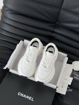 Chanel 25C新款熊猫运动休闲鞋百搭小白鞋 款式搭配不会出错撞色搭配活力满满啊 侧面压印log 206