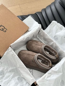 顶级版本 UGG雪地靴每年秋冬必备的单品 鞋面羊皮皮毛一体绒面羊毛 内里全真羊毛 原版大底!Size 805