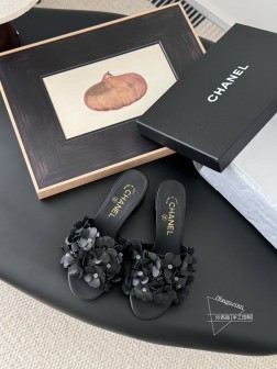 Chanel 25P新款山茶花拖鞋 精致的花朵每一朵都有小水晶花芯儿点缀我愿叫它星星点点的绣球花很别 13