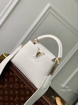 LV M23456白小牛皮迷你Capucines手袋，金属饰件，特有搭盖设计