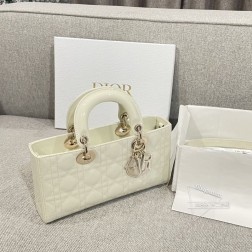 DIOR D-JOY 26米白金一眼便沦陷的 时尚单品酷 ,气质女性都可驾驭的一款手提袋日常出行和出席活动任何造型都可驾驭～附带两根肩带，可单肩，斜挎，手提尺寸：2613.55