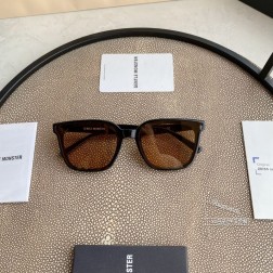 最新款Plot 系列 原版开模 品质可以跟专柜对比 镜框采用板材材质。利落平滑的线条打造经典方形前框，展现简约廓形。镜腿前端镶嵌 Collection金属标识，精致细节巧妙装饰先锋造型，构筑独特系列感。正面 .1mm, 镜脚 142.7mm 宽度 62.6mm, 高度 Lens Height 48.2mm 鼻梁 17mm秘特殊渠道货源秘㊣配图片独家全套包装(礼品袋+发票+外盒+内盒+眼镜布+磨砂镜腿袋)