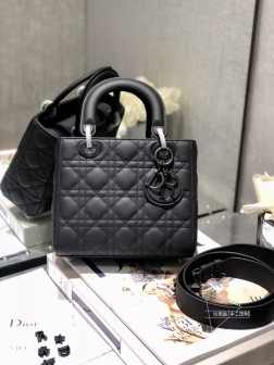 DIOR LADY MATTE 磨砂黑色 四格哑光色系经典不败 白色磨砂款是早春初夏必入的颜色夏天搭配清爽的蓝色的牛仔裤你就是这条街最时髦的仔！纯白色非常有法式慵懒的仙女感，干净纯粹但是又非常有创造性，可盐可甜 可仙可酷磨砂牛皮款的包包对比dior家之前出的漆光和羊皮款来说更加耐操，不容易出现划痕。值得一提的是，他的链条是个包身同色的纯白色，上身非常亮眼，三格mini size但是容量日常也非常够用完全不会卡手，可以说是性价比非常高的一款入门奢侈品包包了尺寸：24cm# 1080