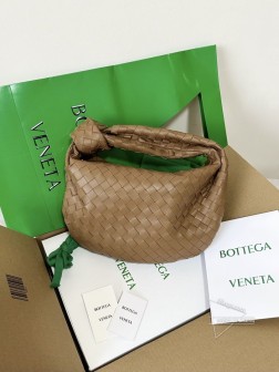 BV jodie 打结包teen棕色小号 原谅我的后知后觉啊jodie要背大尺寸才足够慵懒啊老钱风愈演愈烈，大包才是王道！这只一定是vintage 复古风的天花板中号是teencm，大号是small47cm我的个老天，配西装好看到要命包身软趴趴很舒服，就像背了张小披肩而且是小羊皮，重量直接减半不像别的大包那样又重又硌得慌BV的老粉们，一定要收了这只！！强推啊！teen：×21×13cm65msmall：××16cm6001m3