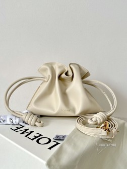 LOEWE Flamenco 小号奶白色皮质福袋，新版抽绳调节