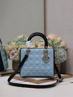 迪奥 【Lady Dio.r 】 「拼色蓝配黑」五格羊皮调节肩带这款手袋集中体现了Dio.r 对典雅和美丽的深刻洞见。采用小羊皮革精心制作，以标志性的藤格纹针脚打造绗缝细节，高雅经典的设计经久不衰。饰以浅金Dior五金吊坠，内配绒里，搭配调节肩带，内部拉链口袋，可手提、肩背或斜挎 尺寸：24×20×11厘米型号：5651