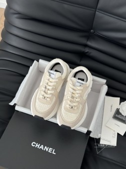 Chanel 25C新款熊猫运动休闲鞋百搭小白鞋 款式搭配不会出错撞色搭配活力满满啊 侧面压印log 172