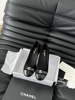 Chanel 24B走秀款玛丽珍单鞋简约又不失甜美俏皮!鞋头经典拼色简约易搭,搭配一字带更加跟脚。内 1260