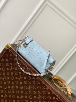 LV M25445 天蓝驼鸟纹 Slim Trunk 手袋,牛皮革,铆钉边框