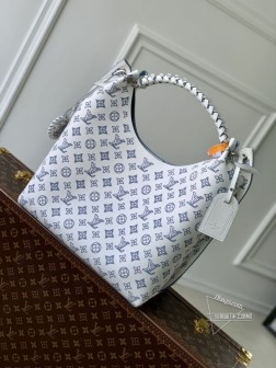 LV M11735 Aura系列 Mahina流浪者包 亮白蓝 穿孔小山羊皮