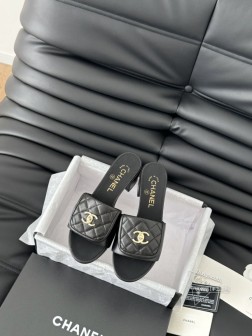 Chanel 25C新款书包扣拖鞋!这一季的蜜儿拖上脚太好看了上脚巨显细长 灰常滴高级!鞋面羊皮 内 961