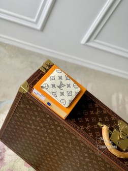 LV M61695 Multiple 钱夹 | 牛皮革 | 雅白 | 压印工艺