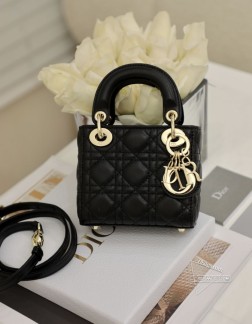 DIOR 超mini lady戴妃包 黑色 系列这款超迷你Lady 手袋体现了品牌对精致和美丽的深刻洞见。采用黑色羊皮革精心制作，饰以藤格纹缉面线，标志性版型搭配金属吊饰提升格调。迷你造型，可收纳各种小件随身物品，是晚装造型的理想良伴。·1个内部隔层·尺寸：12x10x5厘米·可收纳AirPods Pro、唇膏和钥匙# 