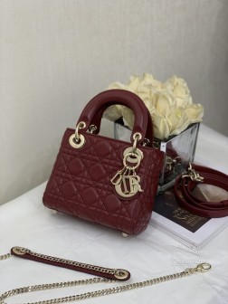 迪奥 mini lady 2021系列枣红色金扣戴妃包 手袋集中体现了品牌对典雅和美丽的深刻洞见。采用小羊皮革精心制作，以藤格纹缉面线打造醒目的绗缝细节，时髦典雅的设计经久不衰。饰以标志性的饰面金属吊饰，为精美的轮廓增添一分灵动。这款迷你Lady 手袋搭配可拆卸的链条肩带，可手提、肩背或斜挎，是晚装的理想伴侣。·可拆卸链条肩带·内部拉链口袋·可随心搭配其他刺绣肩带内含防尘袋尺寸： 17157cm#  三格酒红羊皮