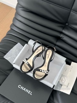 Chanel Vintage中古系列珍珠凉鞋简约而不简单的款,上脚特别显脚细。鞋面定制面,内里垫脚羊 481