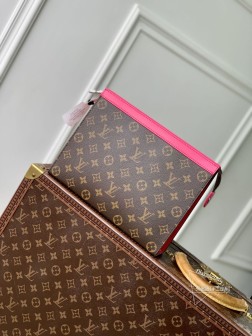 LV M12820 玫红 Pochette Voyage 中号手拿包 Monog材质